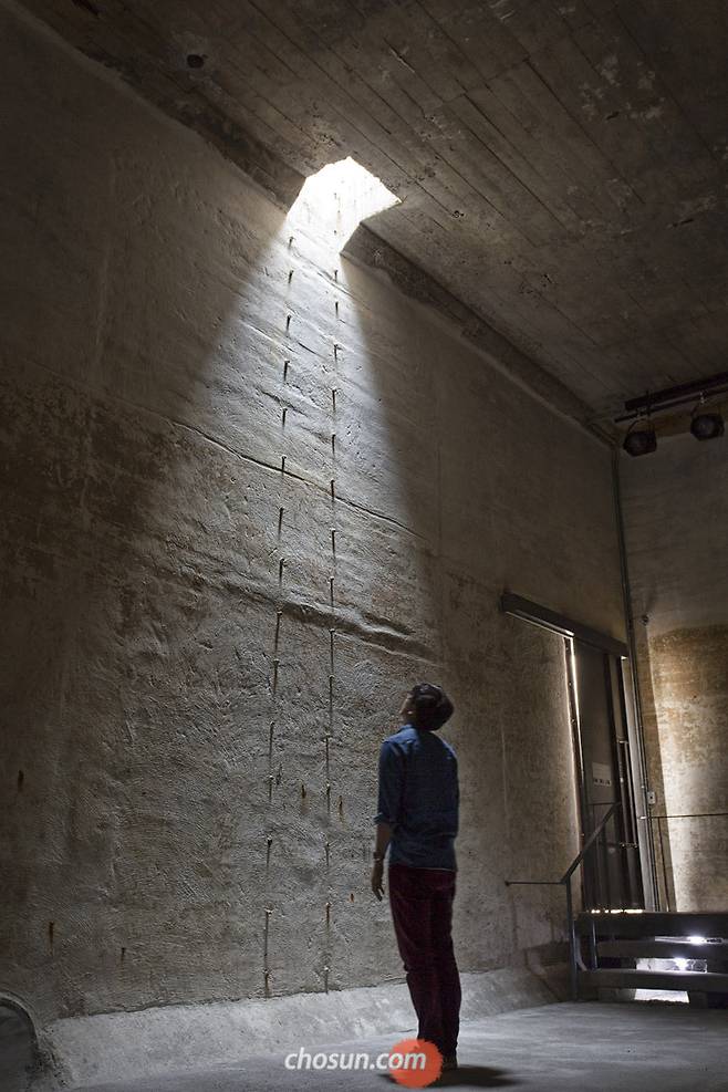 서울 청운동 윤동주문학관의 ‘닫힌 우물’ 전시실. 천장의 작은 구멍으로 빛이 들어온다.