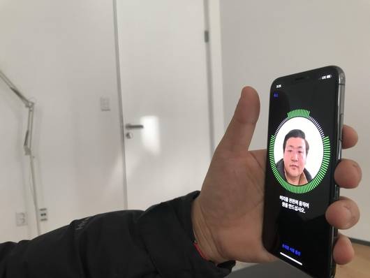 아이폰X의 새로운 기능인 페이스ID를 사용하기 위해 얼굴을 인식 시키는 모습 /박성우 기자