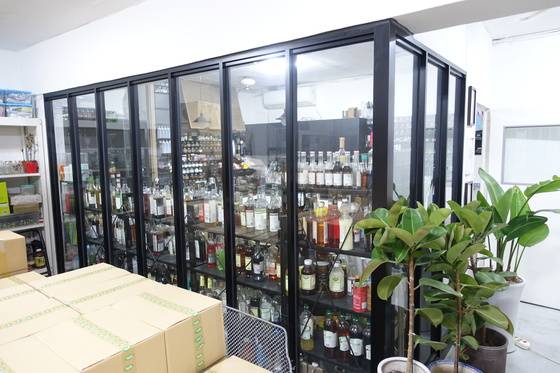 2개 면을 유리벽으로 만든 김영하씨의 실험실을 밖에서 본 모습. 애니메이션 ‘스머프’에 나오는 가가멜의 실험실이 떠올랐다.