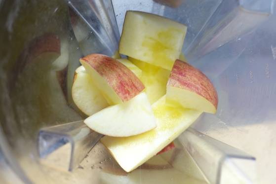 사과를 갈려고 블렌더에 담았다. 갈기 전에 설탕을 과일 무게 절반 정도 넣어야 한다.