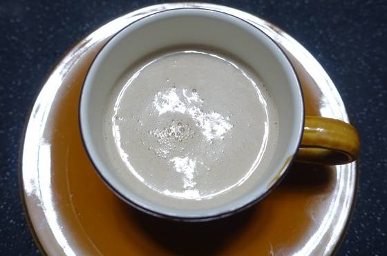 시리얼 라테를 가열한 다음 걸러 따뜻한 라테로 만들었다. 암죽이나 응이처럼 부드러운 유동식이다.