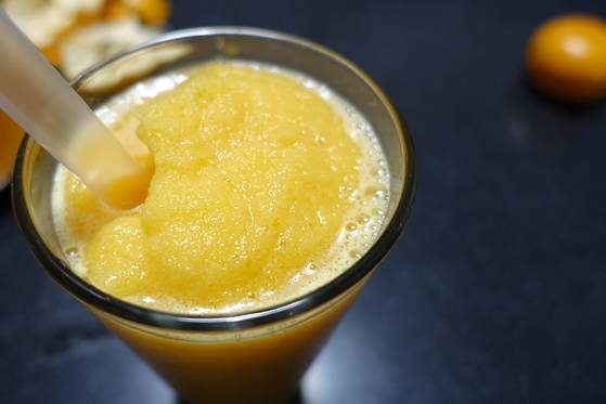 완성된 귤 스무디. 껍질이 일부 들어갔지만 쓴맛은 느껴지지 않는다.