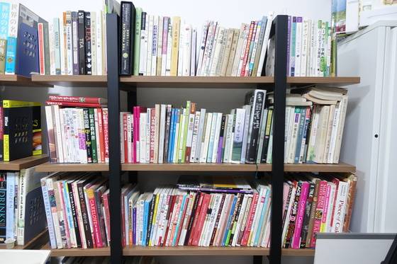 책은 외국서적이 많다. 영어·중국어·일어·러시아어 책들이 보인다. 태국·말레이시아 책도 있다.