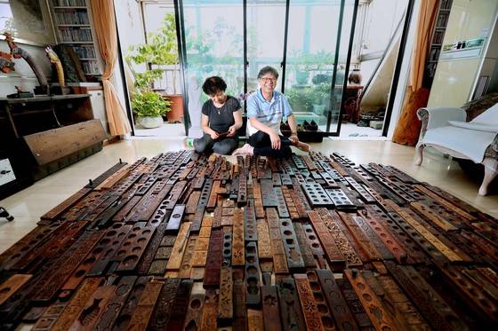 중앙일보에 실린 사진의 원판. 김길성(오른쪽)씨가 40년 동안 수집한 떡살과 다식판을 펼쳐 보이며 웃고 있다. 옆에서 아내 남영자씨가 떡살을 어루만지고 있다. [중앙포토]