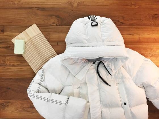 올 겨울 유행인 흰 패딩, 집에서도 얼마든지 관리할 수 있다.