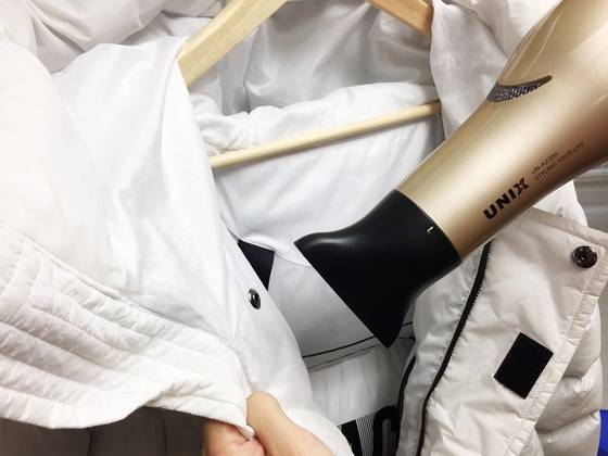 마른 수건으로 누른 후에도 남은 물기는 드라이어의 찬 바람으로 완벽하게 말린다.