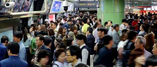 (서울=연합뉴스) 진연수 기자 = 2016년 9월 29일 오전 서울 지하철 분당선 선릉역에서 왕십리행 열차가 정차하는 사고로 일부 구간 열차 운행이 지연되면서 출근길 시민이 큰 불편을 겪고 있다.
