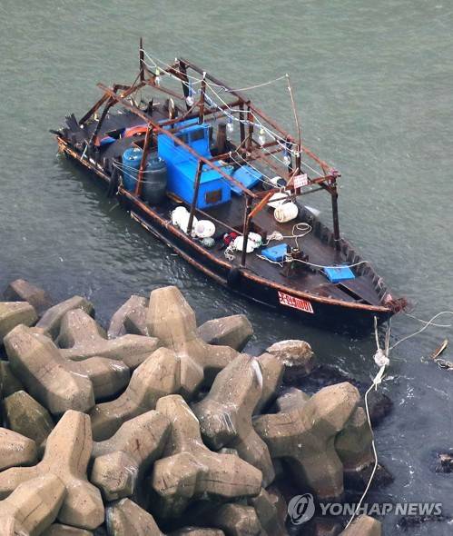 일본쪽 동해에 표류한 북한 목조 어선 (아키타 교도=연합뉴스) 24일 일본 아키타(秋田)현 유리혼조시(由利本莊市) 해안의 방파제에 표류해 있는 목조 어선. 일본 언론은 전날 이 배와 북한 국적 추정 남성 8명이 발견돼 경찰이 조사 중이라고 보도했다. 2017.11.24