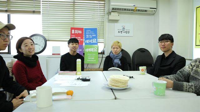지난 12일 한국일보와 인터뷰를 하고 있는 투명가방끈의 나래(왼쪽부터), 난다, 박성우, 호야, 자유씨. 이들은 가방끈 길이로 삶을 재단하는 불평등한 사회를 바꾸기 위해 대학 입시 거부 선언을 했다. 한설이ㆍ김창선 PD