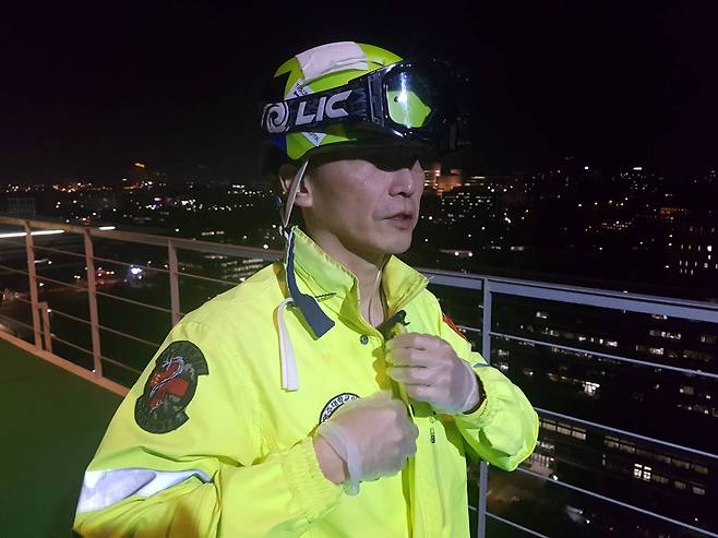 늦은 시간 환자 이송을 위해 헬기장으로 나선 이국종 센터장. 수원=신성식 복지전문기자