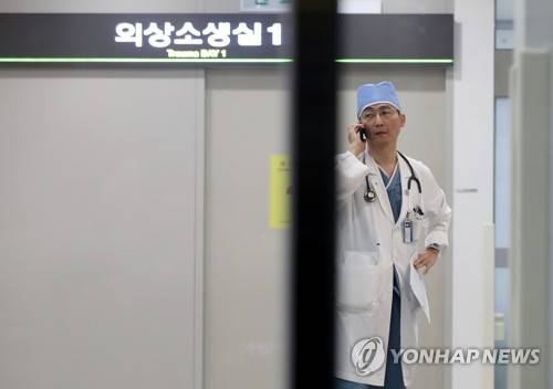 누군가와 통화하는 이국종 교수 (수원=연합뉴스) 권준우 기자 = JSA로 귀순하다 북한군의 총격으로 부상을 입은 북한군 병사의 집도를 담당하고 있는 이국종 교수가 14일 오후 경기도 수원시 아주대병원 경기남부 권역외상센터에서 누군가와 통화하고 있다. 2017.11.14      stop@yna.co.kr