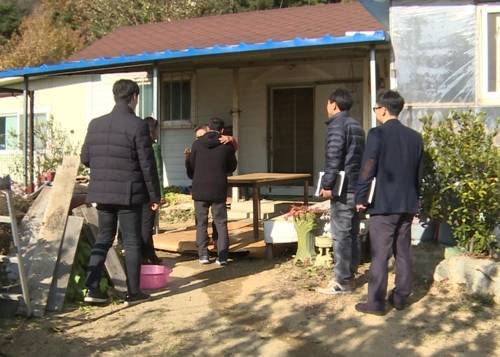 40년 만에 모자 상봉 [경북경찰청 제공=연합뉴스]