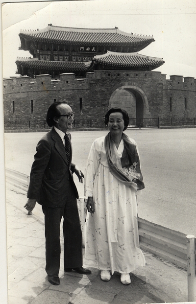 1978년 수원 화성의 장안문 앞에서 함께한 ‘오빠 생각’ 작사가 최순애(오른쪽), 아동문학가 이원수(왼쪽)씨 부부.