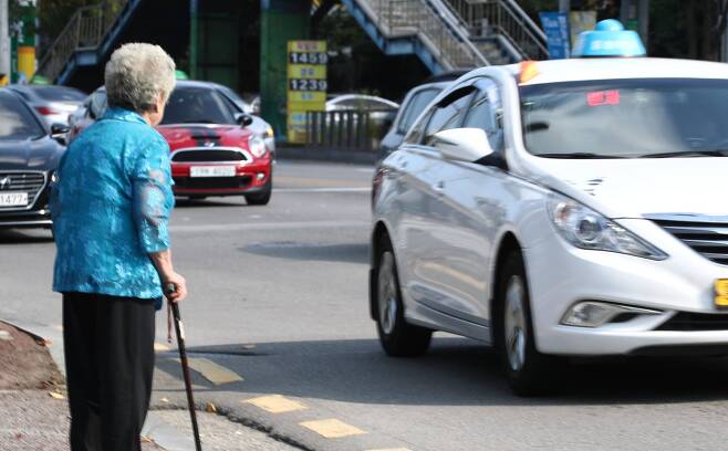 광주광역시 서구 대로변에서 지팡이를 짚은 임종애 할머니가 택시를 잡기 위해 서 있다. 하지만 택시 5대가 그냥 지나갔다. 광주=프리랜서 오종찬