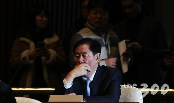 박근혜 정부 시절 국정원에서 특수활동비 1억 원을 받았다는 의혹으로 검찰 조사를 앞둔 최경환 자유한국당 의원이 24일 서울 여의도 국회에서 열린 의원총회에 참석해 생각에 잠겨 있다. 2017.11.24/뉴스1  <저작권자 © 뉴스1코리아, 무단전재 및 재배포 금지>