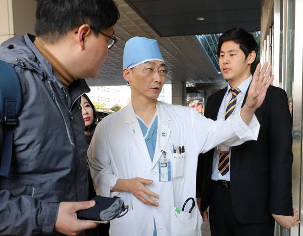 아주대병원 경기남부 권역외상센터에서 이국종 교수가 귀순 병사의 상태를 설명하고 있다. 연합뉴스