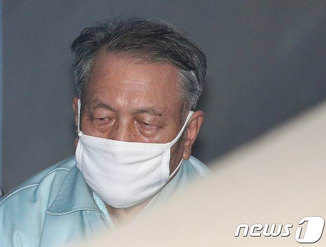 김기춘 전 대통령 비서실장이 28일 오전 서울고등법원에서 열린 '문화계 블랙리스트' 직권남용권리행사 방해 등 항소심 9회 공판에 출석하고 있다. 2017.11.28/뉴스1 © News1 신웅수 기자