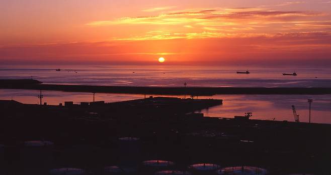 제주시 별도봉에서 바라본 석양. 제주도 제공