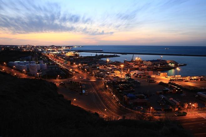 별도봉에서 내려다본 제주시 야경. 제주도 제공