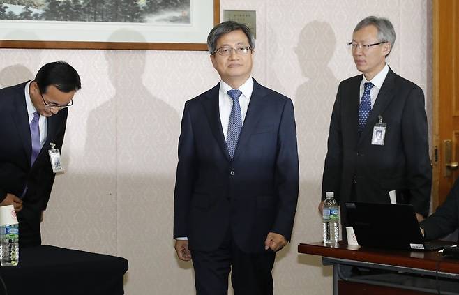 ‘사법개혁’을 강조하는 김명수 원장이 취임했지만 대법원의 특활비 예산 청구는 바뀌지 않고 있다. 김 대법원장이 지난달 25일 오후 서울 서초동 대법원에서 열린 취임 기자간담회에 참석하기 위해 중회의실로 입장하고 있다. 박종식 기자 anaki@hani.co.kr