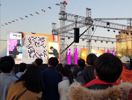 지난 11~12일 열린 2017 대한민국 바둑대축제 현장. 이세돌 9단과 박정환 9단이 무대에서 대국하는 모습을 바둑 팬들이 지켜보고 있다. 정아람 기자