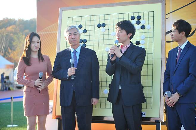 공개 해설 장면 [사진 한국기원]