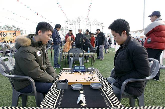 화성대축제의 일환으로 펼쳐진 챌린지 매치 대국 장면 [사진 한국기원]