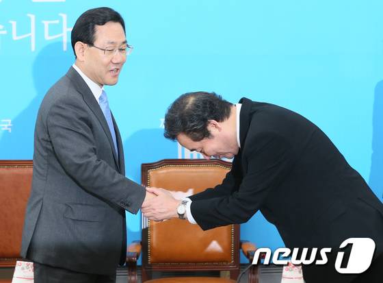 이낙연 신임 국무총리가 지난 6월 1일 서울 여의도 국회를 찾아 주호영 바른정당 대표 권한대행 겸 원내대표와 악수하고 있다. /사진=뉴스1