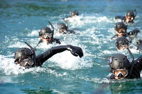 실전 같은 훈련   (서울=연합뉴스) 해군 1함대 구조작전대(SSU) 대원들이 28일 동해상에서 인명구조훈련, 핀 마스크 바다수영훈련 등 강도 높은 해상구조훈련을 하고 있다.[해군 1함대 제공=연합뉴스]