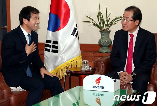 홍준표 자유한국당 대표가 29일 오전 서울 여의도 당사 대표실을 예방한 한병도 신임 정무수석과 환담을 나누고 있다. 2017.11.29/뉴스1 © News1 박정호 기자