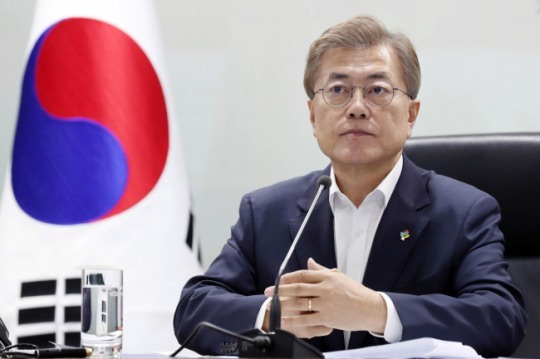 문재인 대통령은 29일 새벽 북한이 동해상으로 탄도미사일을 발사한 뒤 국가안전보장회의(NSC) 전체회의를 주재하며 “대륙간을 넘나드는 북한의 탄도미사일이 완성된다면 상황이 걷잡을 수 없이 악화될 수 있다”며 “북한이 상황을 오판하여 우리를 핵으로 위협하거나, 미국이 선제타격을 염두에 두는 상황을 막아야 한다”고 강조했다. [사진제공=연합뉴스]