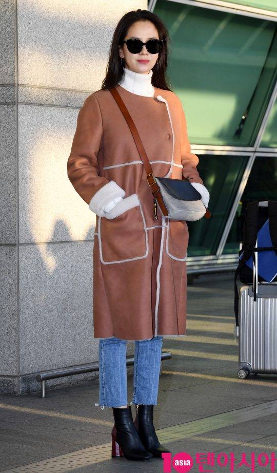 배우 송지효가 29일 오전 ‘엠넷 아시안 뮤직 어워드(MAMA ·Mnet Asian Music Awards)’ 참석 차 인천국제공항을 통해 홍콩으로 출국하고 있다.