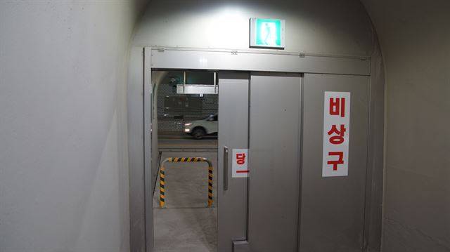 팔공산 터널 내부에 있는 비상구. 철문으로 만들어져 있고 반대편 도로와 연결되어 있다. 김재현기자 k-jeahyun@hankookilbo.com