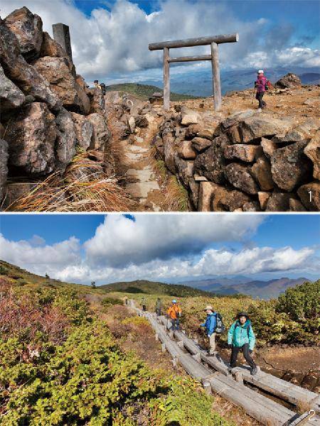[월간산]1 정상 부근의 시설물. 여기서 왼쪽으로 방향을 틀면 자오지장보살 앞으로 내려선다. 2 정상에서 지조우산쵸우역으로 이어지는 산길. 고산식물이 서식하는 습지 훼손을 막기 위해 목도가 놓여 있다.