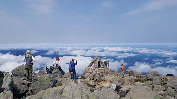 [월간산]360도 시원한 일망무제의 조망을 제공하는 이와키산의 정상. 구름이 없는 날에는 동해바다가 보인다.