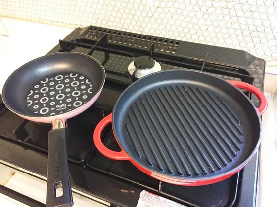 새로 산 프라이팬은 잘 세척하지 않으면 금속연마제나 중금속 성분 등이 남아 건강을 위협할 수 있다.