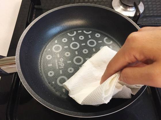 뜨거운 물을 버린 후 시즈닝을 시작한다. 물기를 완전히 제거한 후 팬이 뜨거운 상태에서 식용유를 듬뿍 묻힌 키친타월을 이용해 내부에 기름을 골고루 바른다.