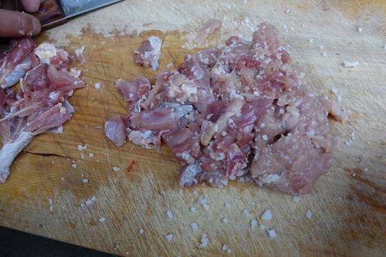 다진 꿩고기에 소금을 뿌렸다. 소금은 간수처럼 작용해 끓는 콩즙이 고기에 잘 엉겨 붙게 한다.