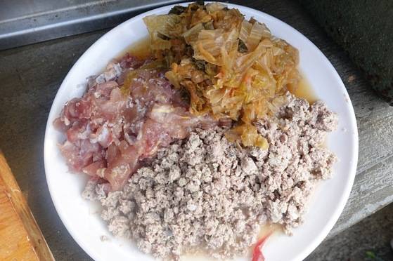 두부에 넣을 꿩 뼈 다짐, 다져서 소금 뿌려둔 꿩고기와 비지밥에 넣으려고 씻어서 잘게 썰어둔 신김치(왼쪽부터 시계방향).