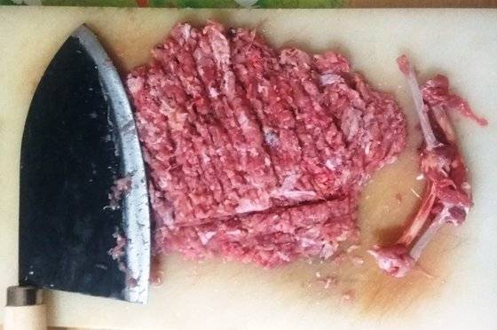 꿩의 다리뼈만 빼고 잔뼈와 자투리 살을 칼로 다졌다.