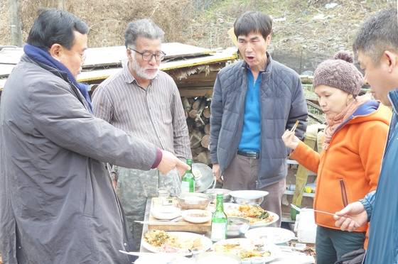 추두부를 시식하면서 고향 음식 얘기를 나누는 평안도 원적의 ‘무향민’ 박영수 사장과 박기영 시인(왼쪽부터).