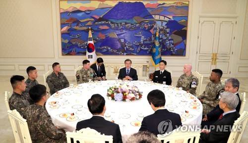 문 대통령, JSA 한미 장병들 청와대 초청 (서울=연합뉴스) 배재만 기자 = 문재인 대통령이 1일 오후 청와대에서 JSA 경비대대 지휘관 및 장병을 초청해 개최한 차담회에서 참석자들과 대화를 나누고 있다. 2017.12.1   scoop@yna.co.kr  (끝)