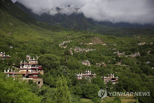 중국 내 티베트인 집단 거주지역인 쓰촨(四川)성 간쯔(甘孜) 티베트족 자치주 전경 [EPA/HOW HWEE YOUNG PLEASE REFER TO ADVISORY NOTICE (epa05325724) FOR FULL FEATURE TEXT=연합뉴스 자료사진]