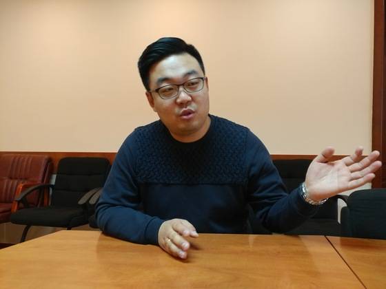 카자흐스탄 고려청년회 이이골 회장이 인터뷰하고 있다. 김민욱 기자