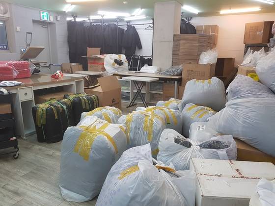 한 맞춤 제작 업체의 공장에 배송을 앞둔 '롱 패딩 과잠'들이 쌓여 있다. [사진 '티파나']