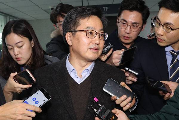 김동연 경제부총리가 지난 2일 내년도 예산안 협상이 진행 중인 국회를 방문, 자신을 둘러싼 취재진들의 질문에 답변하고 있다. /연합뉴스