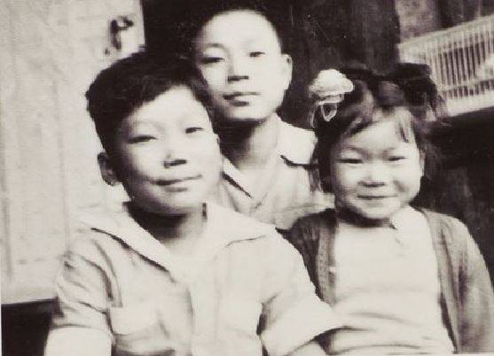 피수영 회장이 2학년 때 6·25 전쟁이 발발해 부산으로 피난을 떠났다. 휴전 후 다시 서울에 올라와 찍은 삼남매 사진. 왼쪽부터 피수영 회장, 형 피세영씨, 동생 피서영씨. 피세영씨는 현재 캐나다에서 사업을 하고 있고, 피서영씨는 보스톤대 물리학과 교수로 재직 중이다. [사진 피수영]