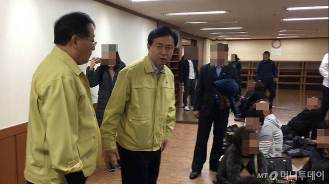 김영춘 해양수산부 장관이 3일 오후 7시55분쯤 경기 시흥시 시화병원을 방문했다. /사진=조문희 기자