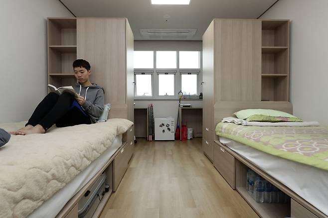 경희대 회계세무학과 정희권 학생이 3일 오후 서울 동대문구 회기동 경희대학교 행복기숙사 아름원 숙소에서 책을 읽고 있다. 김명진 기자 littleprince@hani.co.kr