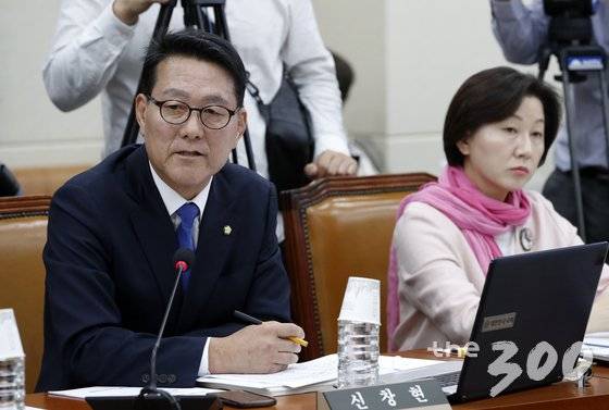신창현 더불어민주당 의원(왼쪽). /사진=뉴스1